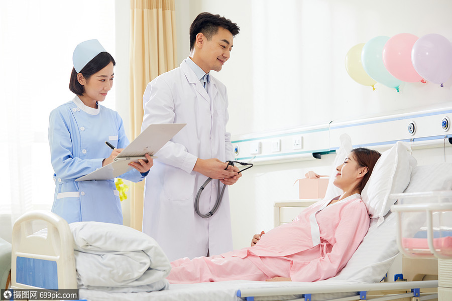 醫院婦產科男醫生給孕婦做身體檢查護工住院